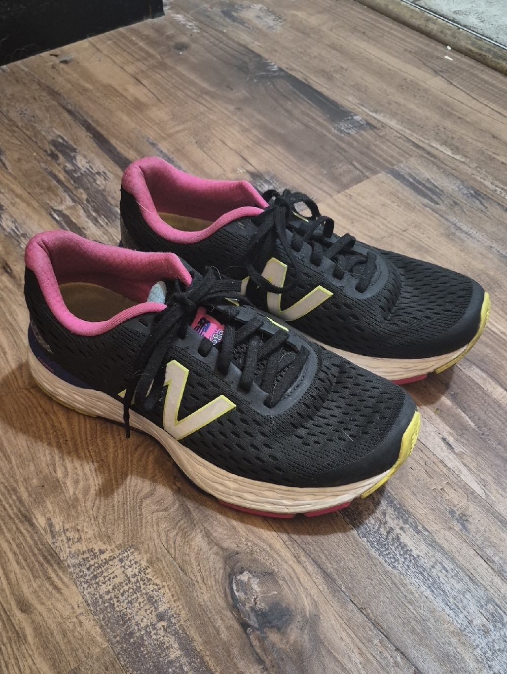 EUC New Balance Womens 680-V6 Running Shoes. US Size 8.5.